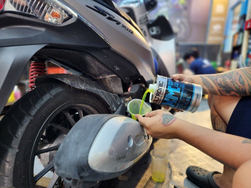 Đổ nhớt chất lượng của thương hiệu Voltronic cho xe máy